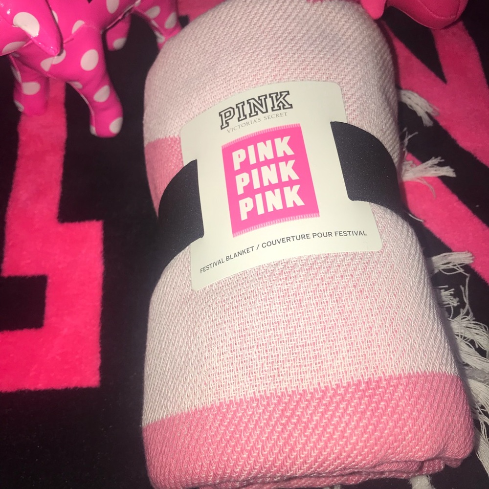๐๐VS Pink Beach Blanket ๐๐ - Picture 4 of 5